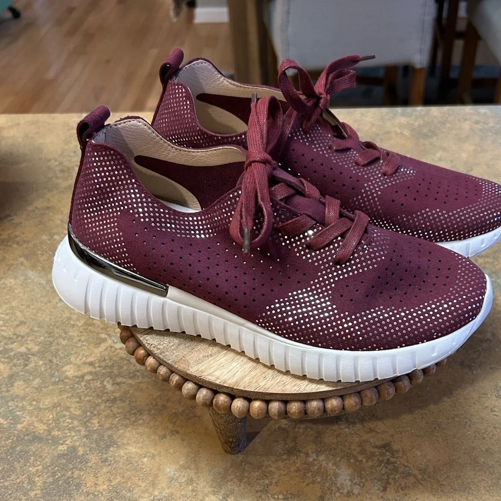 Isle Jacobsen Burgundy Comfort Sneakers